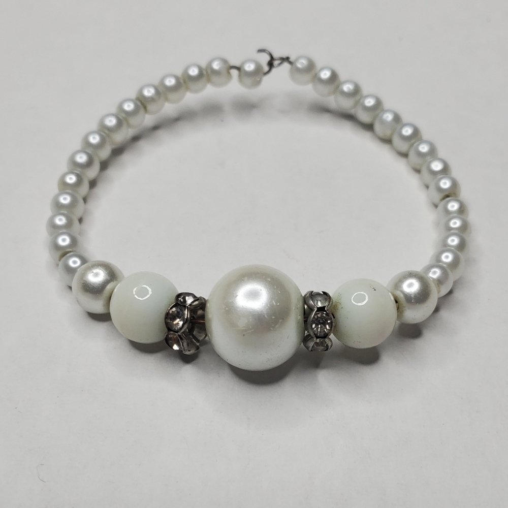 White pearl bracelet with small and big pearls